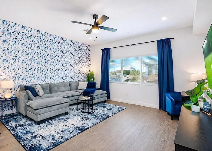 Sapphire Leaf- Luxury 3br- Pool, King Beds, Spacious, Quiet, Garage, Close To Airport And Oldtown Holiday home *
